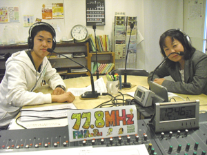 コミュニティラジオは、放送スタッフだけでなく、様々な人々の力で運営されています。